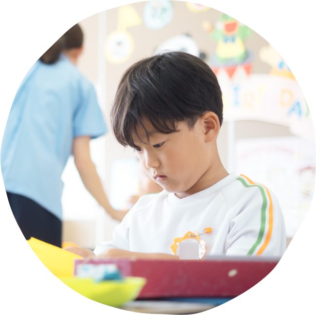 手作りおもちゃで遊ぶ子どもたち